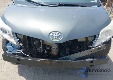 2012 Toyota Sienna Base V6 7 Passenger z USA, uszkodzony, nr VIN 5TDZK3DC8CS274703